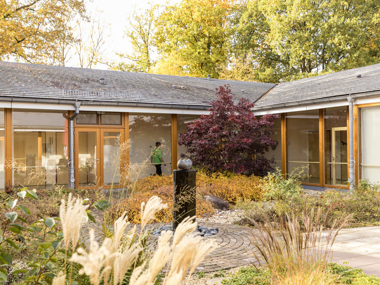 Blick in den hellen Innenhof, Ruheinsel, Hospizarbeit Hamburg und Umgebung, Diakonie Hospiz Volksdorf Blick in den hellen Innenhof des Diakonie Hospiz Volksdorf