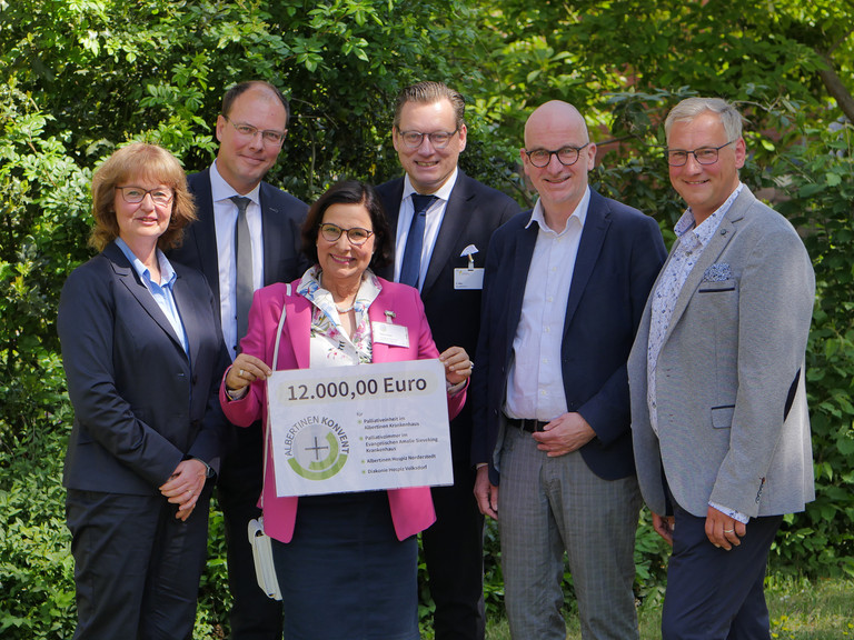 Ina Klindworth, Andreas Schneider, Sabine Weiß, Christan Rilz, Pastor Walther Seiler und Jens Klindworth (v.l.) beim Gruppenfoto zur symbolischen Übergabe der Geldspende des Albertinen Konvents mit Spendenscheck Ina Klindworth, Andreas Schneider, Sabine Weiß, Christan Rilz, Pastor Walther Seiler und Jens Klindworth (v.l.) beim Gruppenfoto zur symbolischen Übergabe der Geldspende des Albertinen Konvents mit Spendenscheck