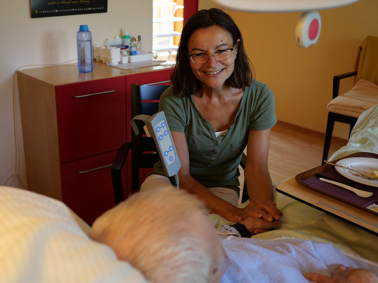 Ehrenamtlich Mitarbeiterin am Bett eines Gastes - Diakonie Hospiz Volksdorf Ehrenamtlich Mitarbeiterin am Bett eines Gastes - Diakonie Hospiz Volksdorf